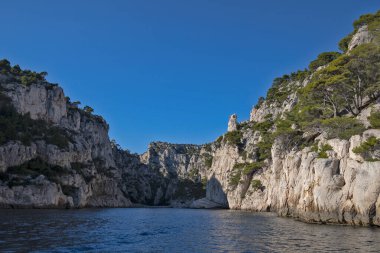 Denizden görünen Cassis dereleri.