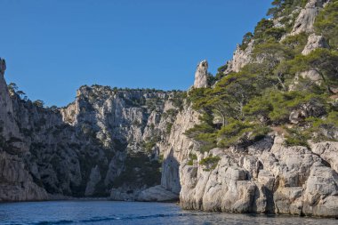 Denizden görünen Cassis dereleri.