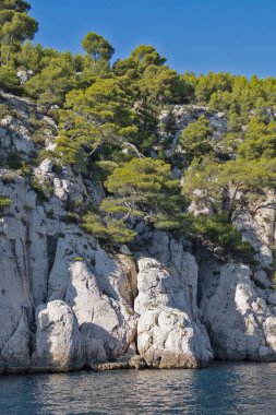 Denizden görünen Cassis dereleri.