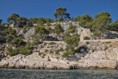 Denizden görünen Cassis dereleri.