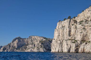 Denizden görünen Cassis dereleri.