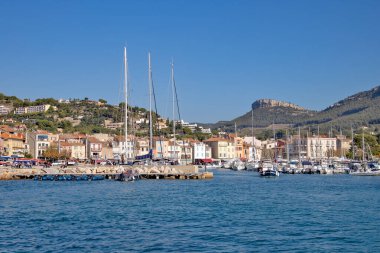 Denizden görünen Cassis kasabası