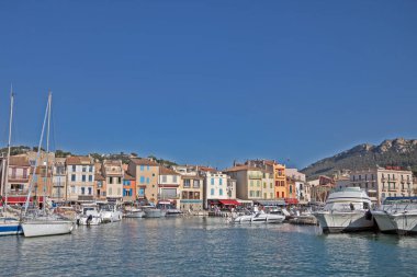 Denizden görünen Cassis kasabası