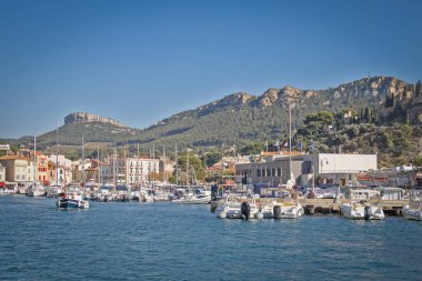 Denizden görünen Cassis kasabası