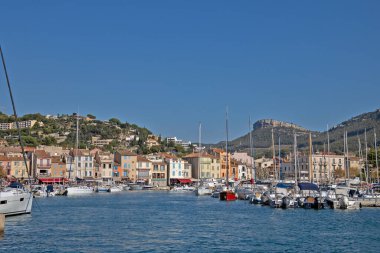 Denizden görünen Cassis kasabası