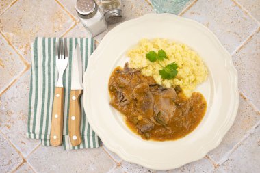 Bir tabakta sığır dili ve püre