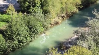 Vaucluse 'deki Ouvze Nehri manzarası