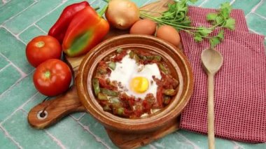 Shakchouka tabağı masada.