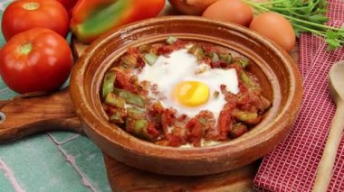 Shakchouka tabağı masada.