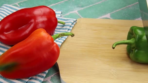 Skärande Paprika Skärbräda — Stockvideo