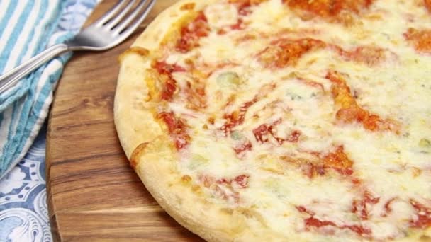 Pizza Queso Una Tabla Cortar — Vídeos de Stock