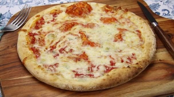 切菜板上的奶酪披萨 — 图库视频影像