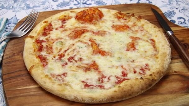 Käse Pizza Auf Dem Schneidebrett — Stockvideo