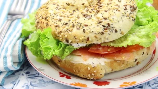 Roti Lapis Bagel Dengan Salmon Dan Sayuran Mentah Piring — Stok Video