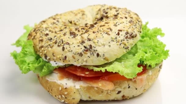 Bagel Sandwich Mit Lachs Und Rohem Gemüse Auf Weißem Hintergrund — Stockvideo