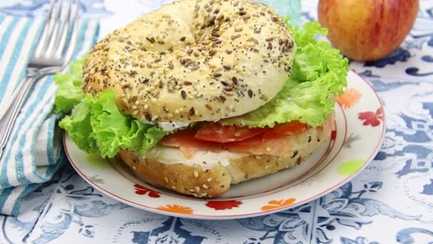 Bagel Sandwich Mit Lachs Und Rohem Gemüse Auf Einem Teller — Stockvideo