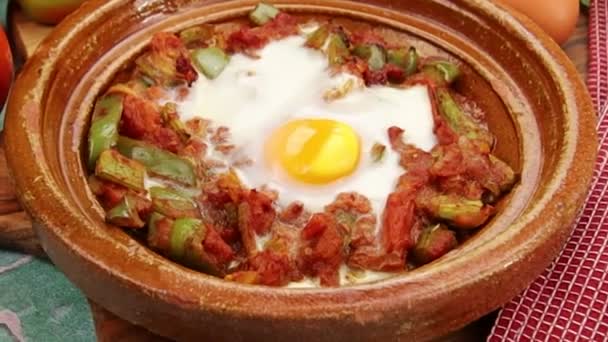 Shakchouka Plato Sobre Una Mesa — Vídeos de Stock