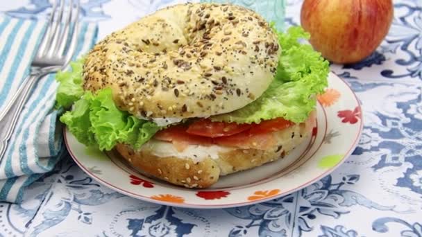 Sanduíche Bagel Com Salmão Verduras Cruas Prato — Vídeo de Stock