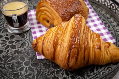 kahve ve hamur işleri masada.