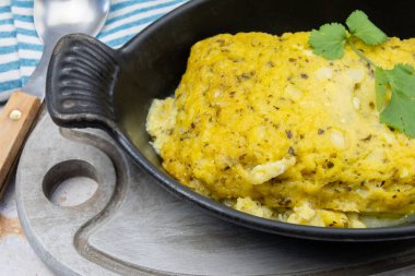 Masadaki hake la bordelaise yemeği