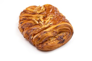 Fındıklı ve cevizli börekler beyaz arka planda izole edilmiş.