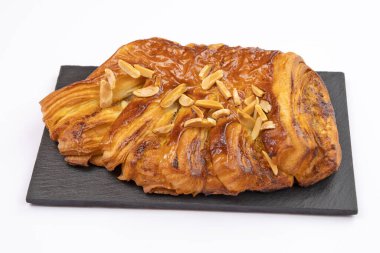 Fındıklı ve cevizli börekler beyaz arka planda izole edilmiş.