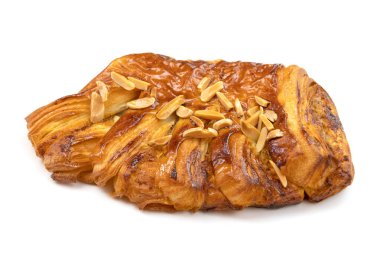 Fındıklı ve cevizli börekler beyaz arka planda izole edilmiş.