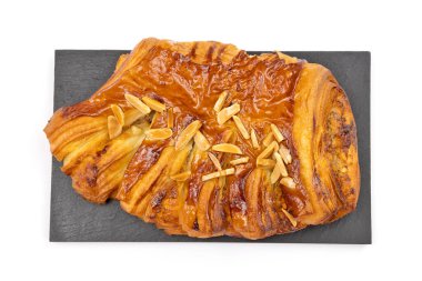 Fındıklı ve cevizli börekler beyaz arka planda izole edilmiş.