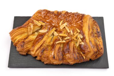 Fındıklı ve cevizli börekler beyaz arka planda izole edilmiş.