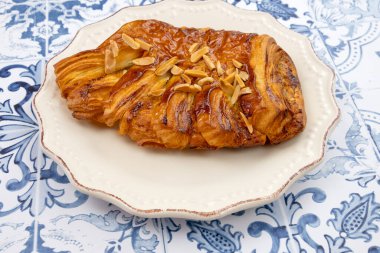 Fındıklı ve cevizli börek bir tabakta izole edilmiş.