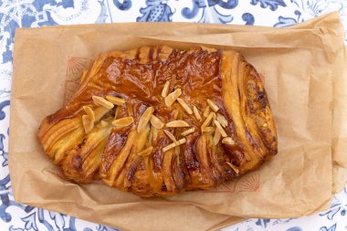 Fındıklı ve cevizli börek bir tabakta izole edilmiş.