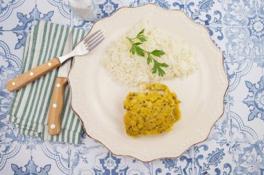 Bordelaise hake ve tabakta beyaz pirinç.