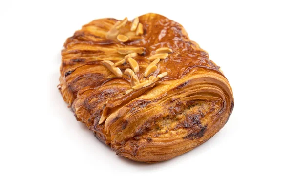 Fındıklı ve cevizli börekler beyaz arka planda izole edilmiş.