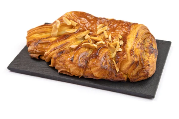 Fındıklı ve cevizli börekler beyaz arka planda izole edilmiş.