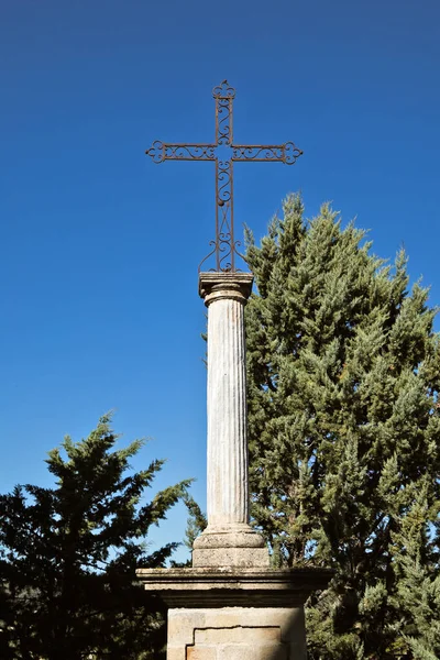 Vaison Romaine老城的天主教十字架 — 图库照片