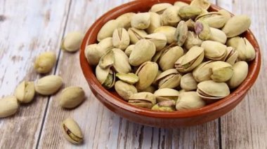 Masada kavrulmuş şam fıstığı.