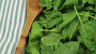 Masada taze ıspanak yığını