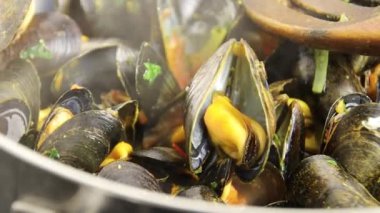 Bir tavada pişirme midye