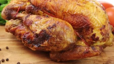 Ahşap tahtada ızgara tavuğun leziz manzarasını kapat.