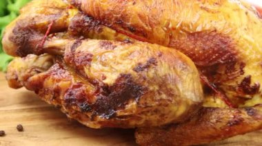 Ahşap tahtada ızgara tavuğun leziz manzarasını kapat.