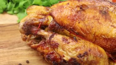 Lezzetli ızgara tavuğu beyaz tabakta yakın. 