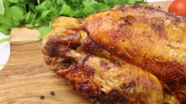 Ahşap tahtada ızgara tavuğun leziz manzarasını kapat.
