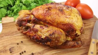 Ahşap tahtada ızgara tavuğun leziz manzarasını kapat.