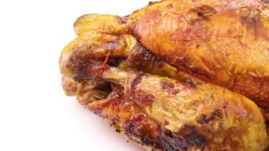 Lezzetli ızgara tavuğu beyaz tabakta yakın. 