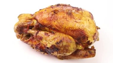 Beyaz arka planda izole edilmiş leziz ızgara tavuk manzarası.