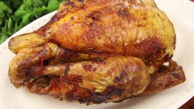 Lezzetli ızgara tavuğu beyaz tabakta yakın. 