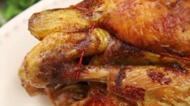 Lezzetli ızgara tavuğu beyaz tabakta yakın. 