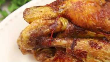 Lezzetli ızgara tavuğu beyaz tabakta yakın. 