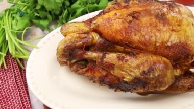 Lezzetli ızgara tavuğu beyaz tabakta yakın. 