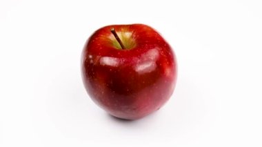 Beyaz arkaplanda kırmızı elma izole edildi